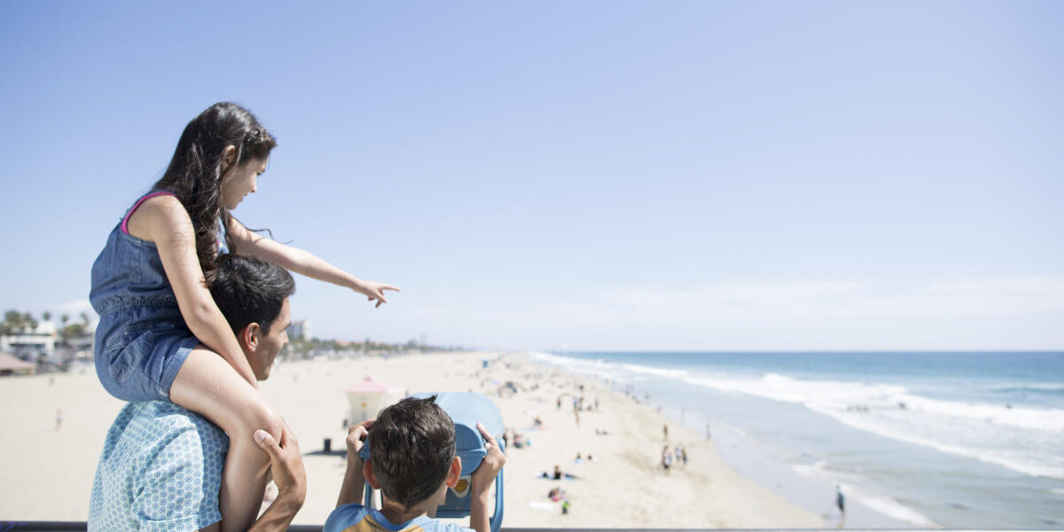 Huntington_Beach_Pier_Family_1_685e5d72-58e0-4805-998c-6e07d9d497b7